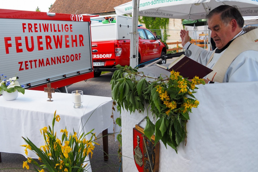 Feuerwehren ergänzen sich - Fahrzeugsegnung der Feuerwehren Zettmannsdorf und Halbersdorf