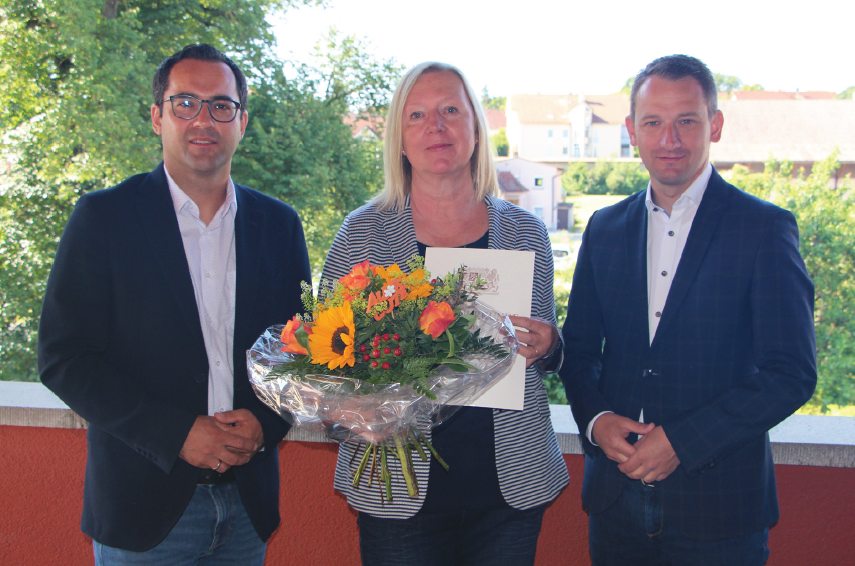 Bild: v.l.n.r Geschäftsleiter Markus Kraus, Brigitte Bayer, 1. Bürgermeister Johannes Maciejonczyk v.l.n.r. Geschäftsleiter Markus Kraus, Jubilarin Brigitte Bayer, VG-Vorsitzender Johannes Maciejonczyk